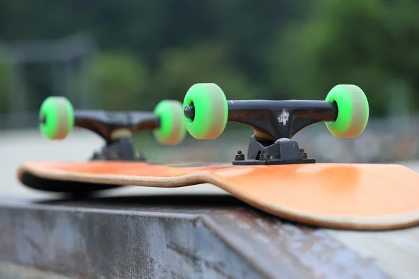 Um skate no parque — Fotografia de Stock