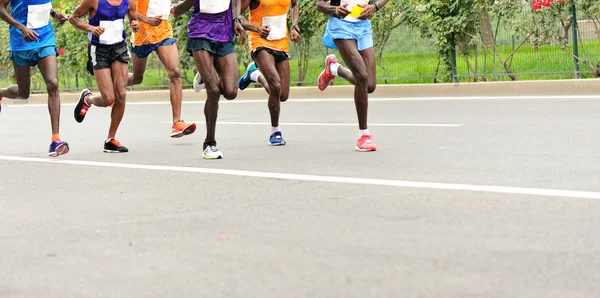 Corredores de maratona correndo na estrada — Fotografia de Stock