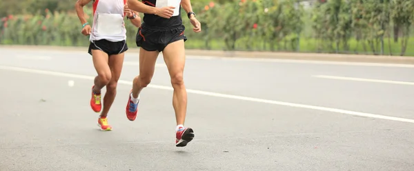 Corredores de maratona correndo na estrada — Fotografia de Stock