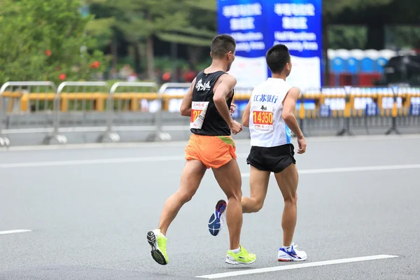 Corredores de maratona correndo na estrada — Fotografia de Stock