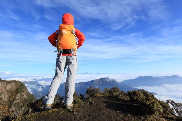 Vastberaden vrouw backpacker — Stockfoto