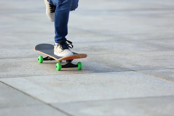 Vrouwelijke skateboarder skateboarden — Stockfoto