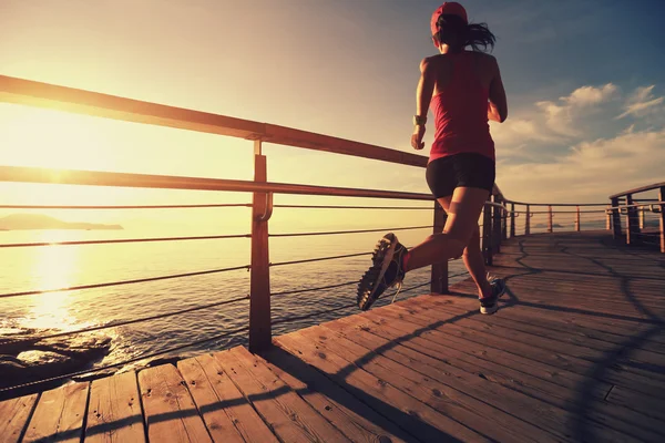 Fitness mujer corriendo a la orilla del mar — Foto de Stock