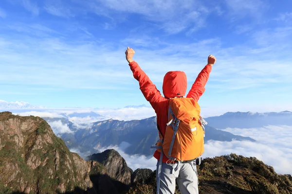 Vrouw bij bergtop — Stockfoto