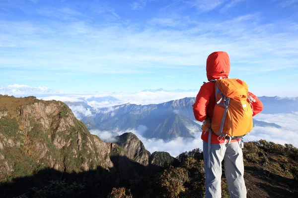 Femme au sommet de la montagne — Photo