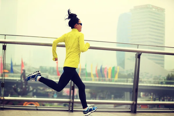 Mujer corriendo en la ciudad de Shangai — Foto de Stock