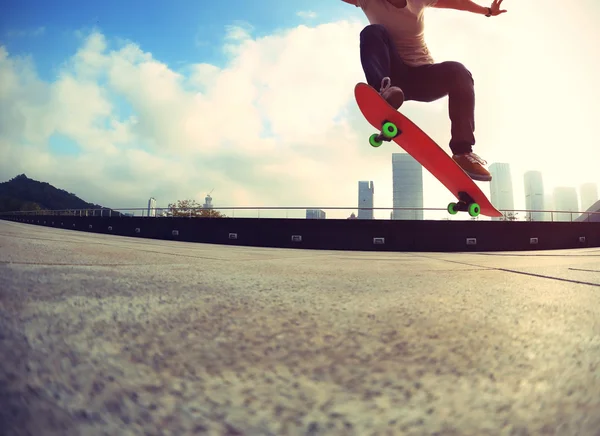 Skateboard femminile skateboarder — Foto Stock