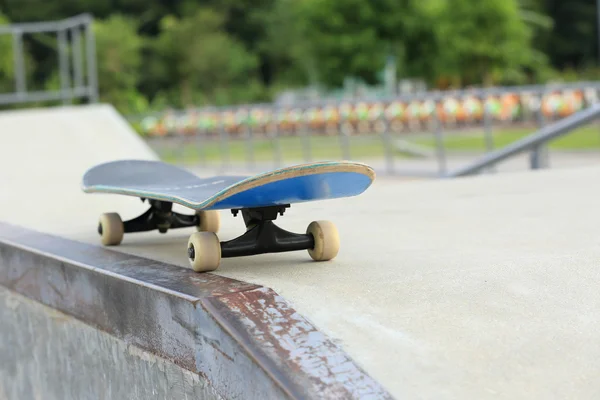 Один скейтборд в парке — стоковое фото