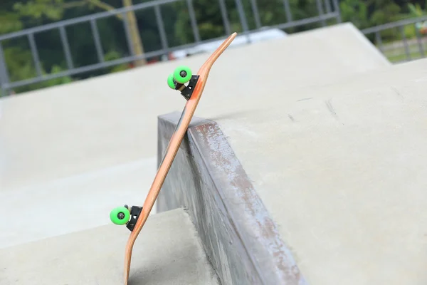 Ein Skateboard im Park — Stockfoto