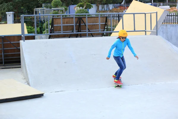 Skateboard femminile skateboarder — Foto Stock