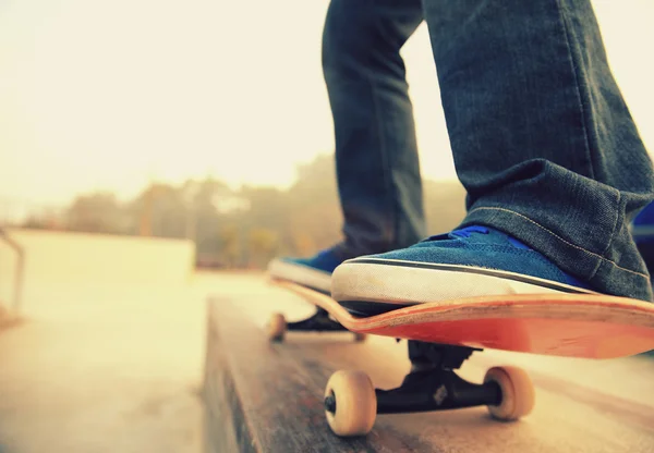 Vrouwelijke skateboarder skateboarden — Stockfoto