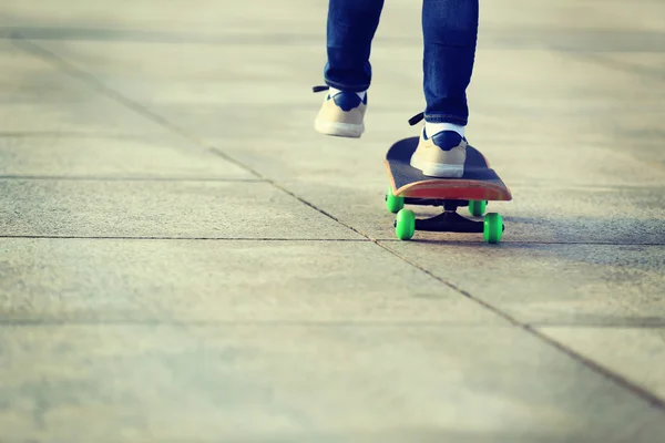 Ženské skateboardista skateboardingu — Stock fotografie