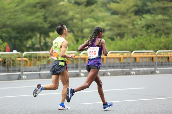 Maraton koşucuları yolda koşuyor