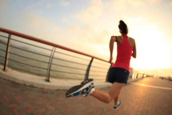 Fitness nő a tengerparton fut — Stock Fotó