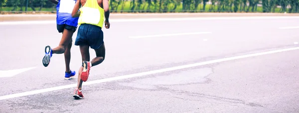 Corredores de maratona correndo na estrada — Fotografia de Stock