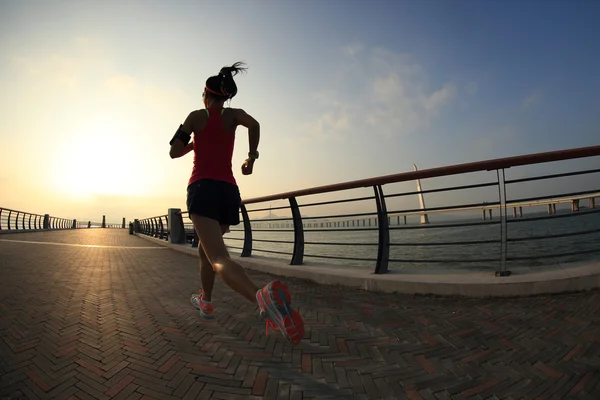 Fitness-Frau läuft am Meer — Stockfoto