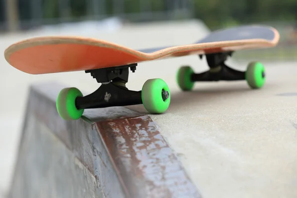 Une planche à roulettes au parc — Photo