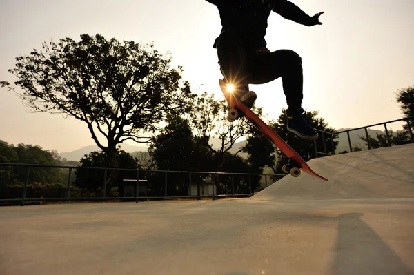 Kobiece Skater jazda na deskorolce — Zdjęcie stockowe