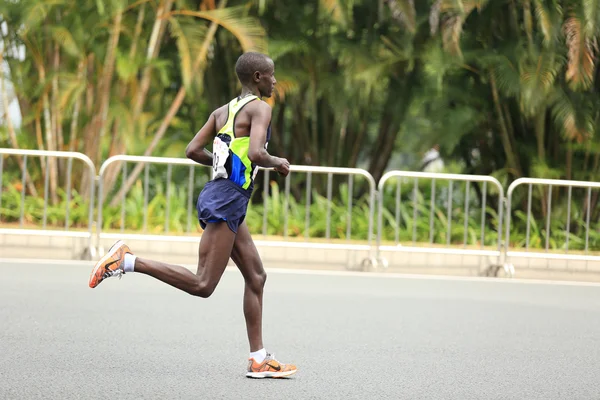 Maratonlöpare som springer på väg — Stockfoto