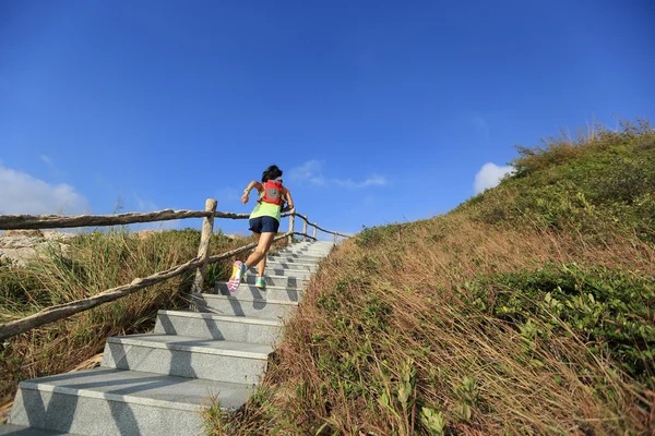 Mulher correndo em escadas de pedra — Fotografia de Stock