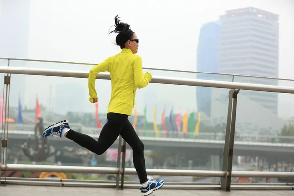 Frau läuft bei Shanghai-Stadt — Stockfoto