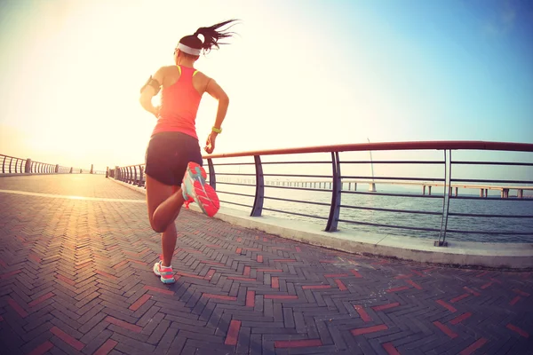 Fitness-Frau läuft am Meer — Stockfoto