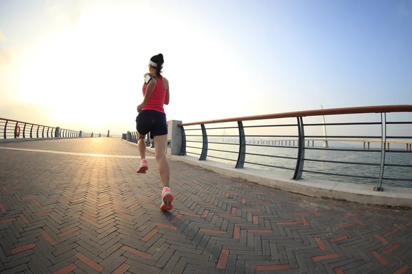 Fitness-Frau läuft am Meer — Stockfoto