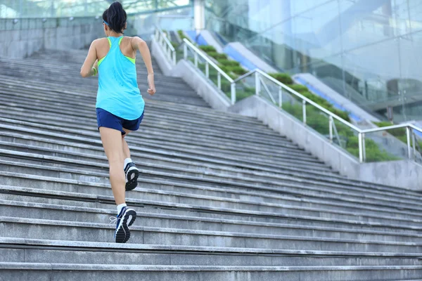 Jeune femme de fitness sur les escaliers — Photo