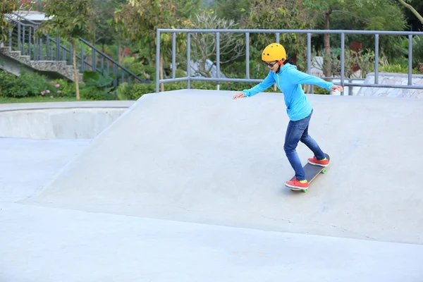 Female skateboarder skateboarding — Stock Photo, Image