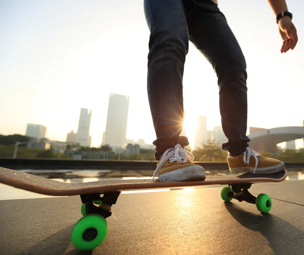 Skateboard skateboard perempuan — Stok Foto