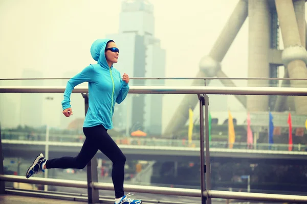 Frau läuft bei Shanghai-Stadt — Stockfoto