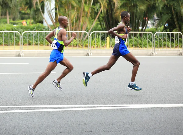 Corredores de maratona correndo na estrada — Fotografia de Stock