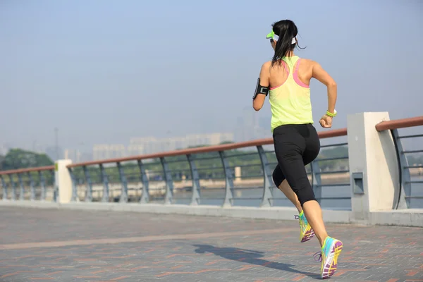 Fitness vrouw draait op zee — Stockfoto