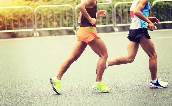 Maraton koşucuları yolda koşuyor