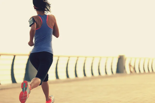 Fitness woman running at seaside — Stock Photo, Image