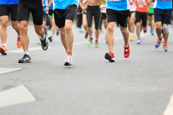 Corredores de maratona correndo na estrada — Fotografia de Stock