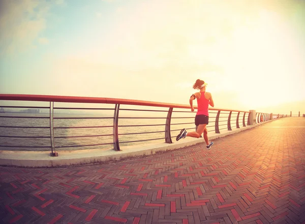 Fitness-Frau läuft am Meer — Stockfoto