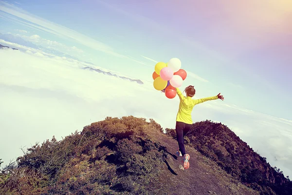 Ung kvinna med färgglada ballonger — Stockfoto