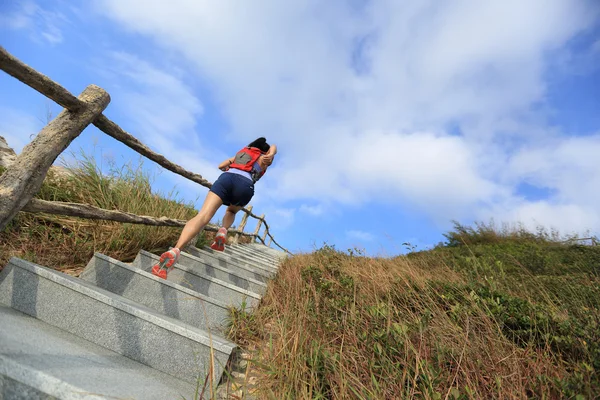 Vrouw aangelopen op stenen trappen — Stockfoto