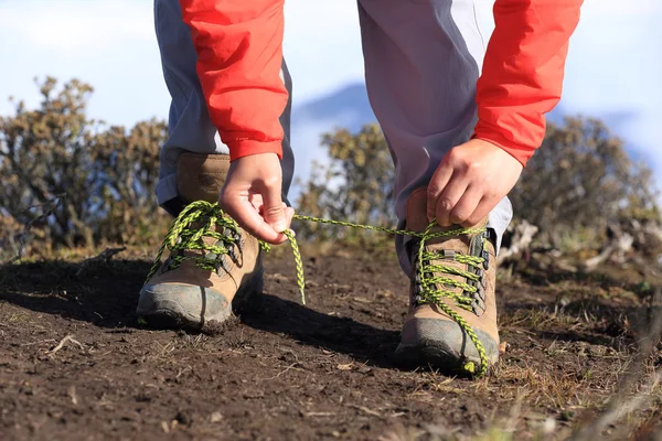 Joven excursionista atando cordones —  Fotos de Stock