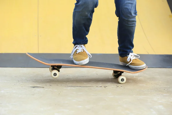 Kvinnliga skateboardåkare skateboard — Stockfoto