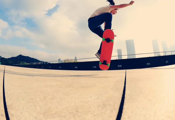 Female skateboarder skateboarding — Stock Photo, Image