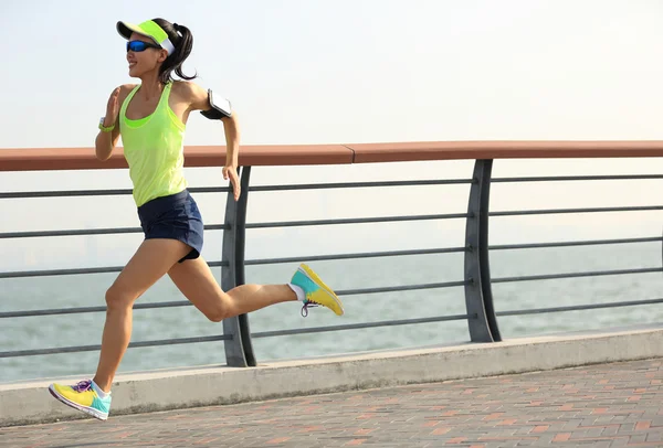 Fitness mujer corriendo a la orilla del mar — Foto de Stock