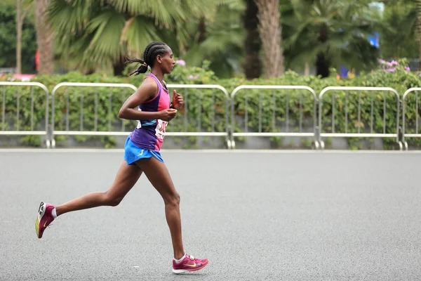 Corredores de maratona correndo na estrada — Fotografia de Stock