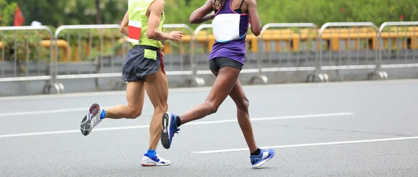 Maratonlöpare som springer på väg — Stockfoto