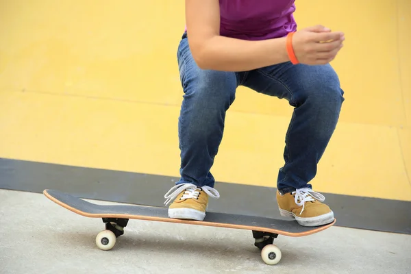 Kobiece Skater jazda na deskorolce — Zdjęcie stockowe