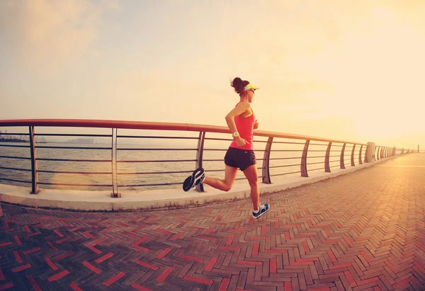 Fitness-Frau läuft am Meer — Stockfoto