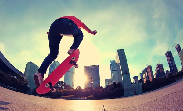 Θηλυκό skateboarder κάνει σκέιτ μπορντ — Φωτογραφία Αρχείου