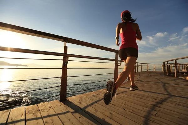 Mulher fitness correndo à beira-mar — Fotografia de Stock