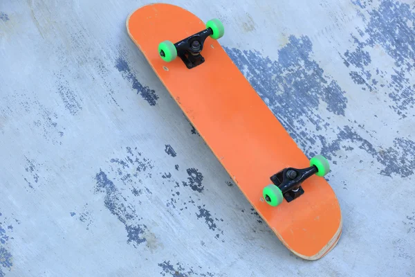 Ein Skateboard im Park — Stockfoto